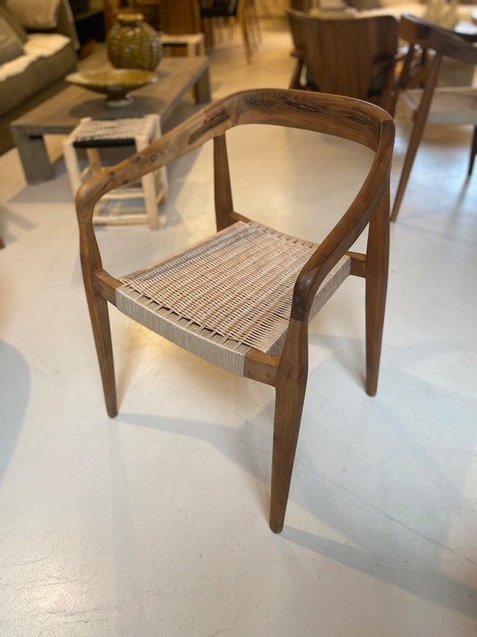 Chaise en noyer et assise tressée - Modèle Arezzo