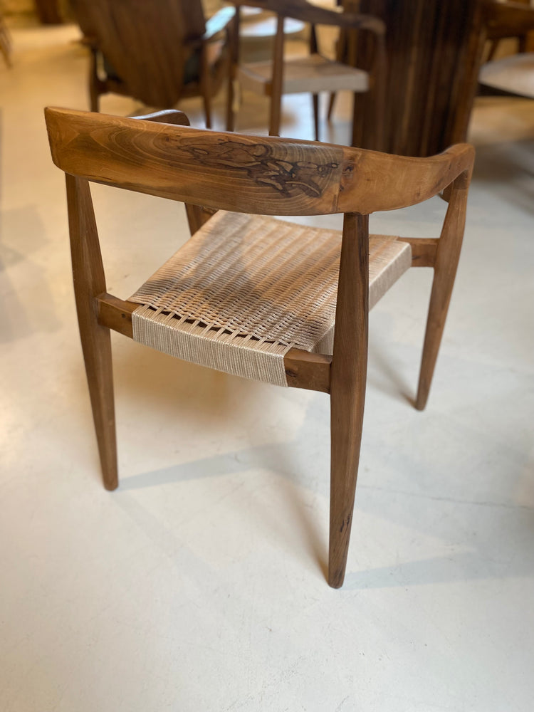 Chaise en noyer et assise tressée - Modèle Arezzo