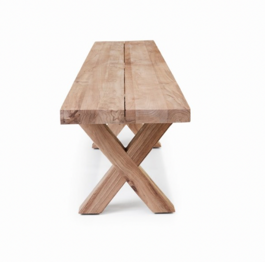 Le banc "Finca" est un meuble polyvalent, conçu pour un usage aussi bien intérieur qu'extérieur. Il combine un design élégant et une grande durabilité, adapté à divers environnements, que ce soit pour le salon, la terrasse ou le jardin. Avec sa structure robuste et ses matériaux résistants aux intempéries, il offre confort et style tout en étant pratique. Ce banc peut être intégré dans des espaces modernes ou plus traditionnels, apportant une touche de raffinement.