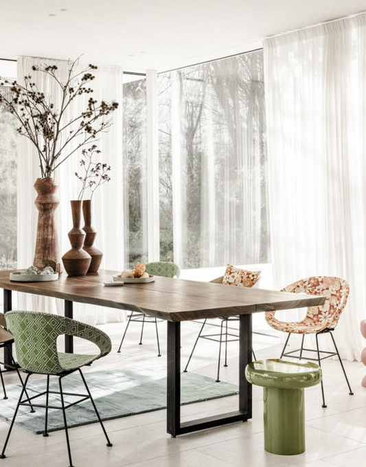 Une table à manger qui sublime le bois de suar et le métal.