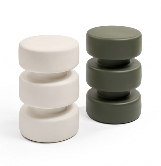 Le bout de canapé "Sillo" en métal est une pièce au design minimaliste et élégant, idéale pour compléter un espace de vie moderne ou industriel. Fabriqué entièrement en métal, il se distingue par sa robustesse et sa légèreté visuelle. Avec ses lignes épurées, le "Sillo" s'intègre harmonieusement dans différents types d’intérieurs, que ce soit en tant que support pour une lampe, un vase, ou des livres.