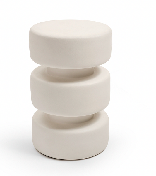 Le bout de canapé "Sillo" en métal est une pièce au design minimaliste et élégant, idéale pour compléter un espace de vie moderne ou industriel. Fabriqué entièrement en métal, il se distingue par sa robustesse et sa légèreté visuelle. Avec ses lignes épurées, le "Sillo" s'intègre harmonieusement dans différents types d’intérieurs, que ce soit en tant que support pour une lampe, un vase, ou des livres.