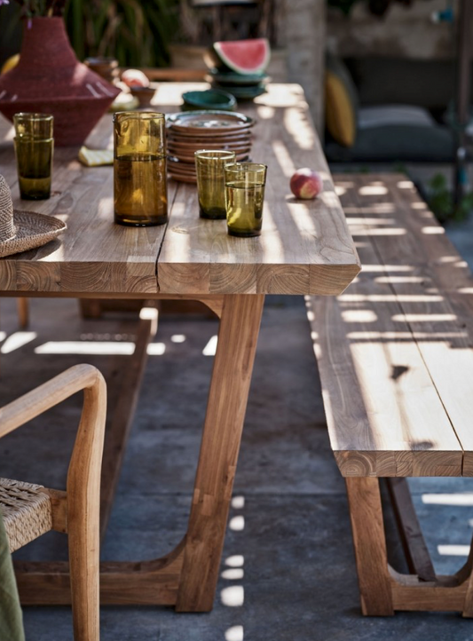 Le banc "Babylone" est une pièce intemporelle conçue en teck recyclé massif, alliant élégance naturelle et démarche écoresponsable. Avec ses lignes épurées et sa robustesse, il s’adapte aussi bien à une utilisation intérieure qu’extérieure. Idéal pour compléter une table de repas, il s’associe parfaitement à la table "Babylone" pour créer un ensemble harmonieux et convivial. Une pièce durable et esthétique qui s’intègre facilement dans tous les styles d’aménagement.
