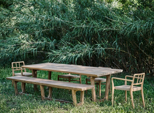 Le banc "Babylone" est une pièce intemporelle conçue en teck recyclé massif, alliant élégance naturelle et démarche écoresponsable. Avec ses lignes épurées et sa robustesse, il s’adapte aussi bien à une utilisation intérieure qu’extérieure. Idéal pour compléter une table de repas, il s’associe parfaitement à la table "Babylone" pour créer un ensemble harmonieux et convivial. Une pièce durable et esthétique qui s’intègre facilement dans tous les styles d’aménagement.
