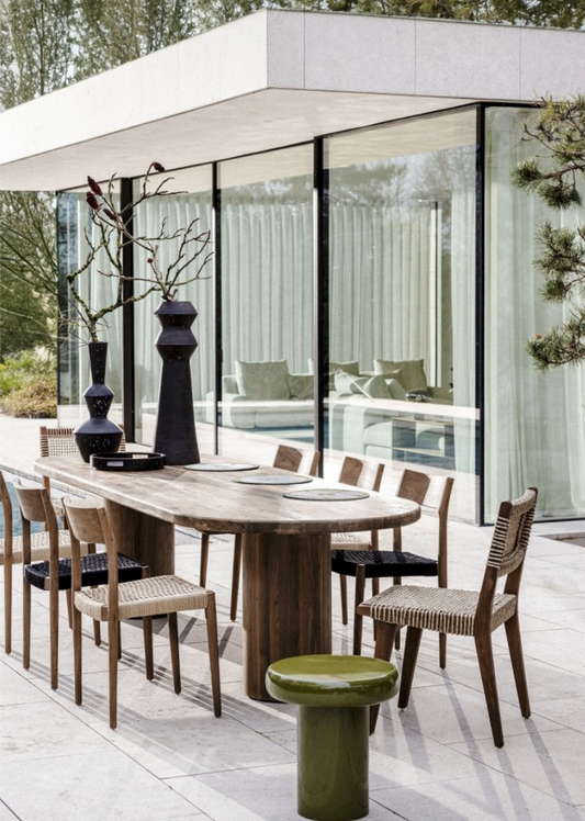 La chaise "Buco" est fabriquée en teck recyclé, alliant élégance et durabilité.