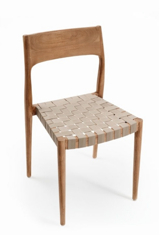 La chaise "Buco" est fabriquée en teck recyclé, alliant élégance et durabilité.