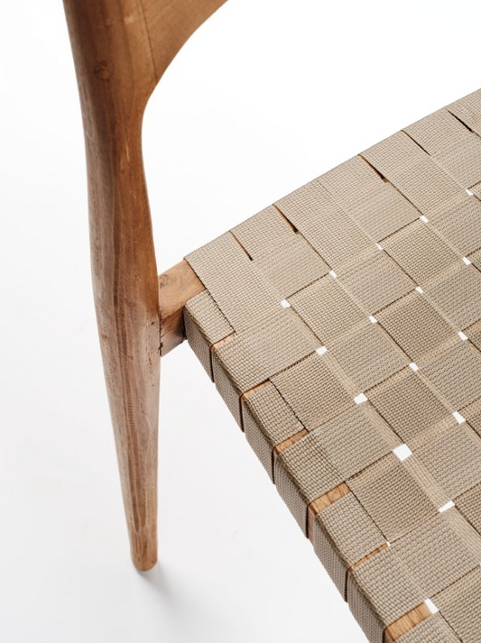 Son assise tressée à la main offre un confort unique et une finition artisanale.
Empilable et pratique, elle optimise l'espace avec style.