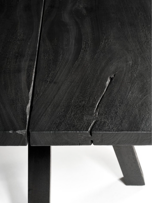 Ses bords irréguliers et naturels mettent en avant l'authenticité du bois et la richesse de ses veinures uniques.