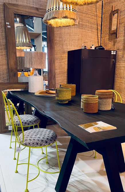 Le piètement en tréteaux noirs, solide et graphique, apporte une touche contemporaine à cette pièce au design audacieux. Alliant charme brut et lignes modernes, la Campeche s’intègre harmonieusement dans des intérieurs à la fois industriels et minimalistes, tout en offrant une stabilité parfaite et une grande élégance.