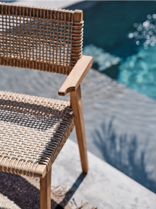 Ses accoudoirs ergonomiques ajoutent une dimension de confort, idéale pour vos moments de détente au bord de la piscine ou autour d'une table conviviale. Résistante aux intempéries, la chaise "Cana" est conçue pour sublimer aussi bien votre salon que votre jardin.
