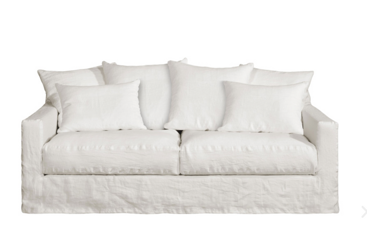 Canapé 3 places Biarritz 206 cm au confort douillet inégalable. Ce canapé à l'assise très généreuse saura vous charmer grâce ses larges coussins en plumes et sa profondeur importante.