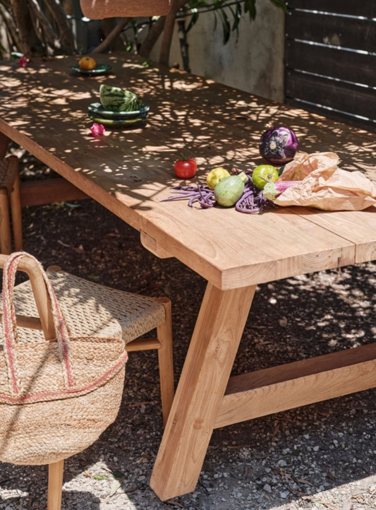 La table à manger Cantina, fabriquée en teck recyclé, se distingue par son design à la fois authentique et épuré. Son plateau rectangulaire massif, aux lignes sobres et aux finitions naturelles, met en avant la richesse et les nuances du bois.