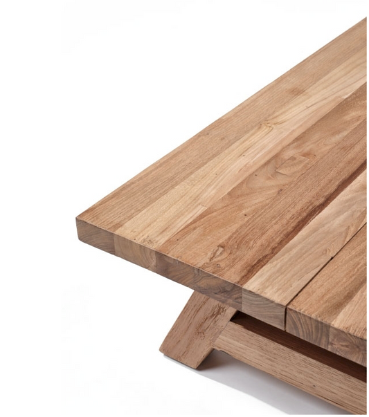 Conçu en teck recyclé, le mange-debout Cantina valorise le charme naturel du bois. Chaque pièce est unique, marquée par les nuances et les irrégularités du matériau, pour une touche authentique et chaleureuse.