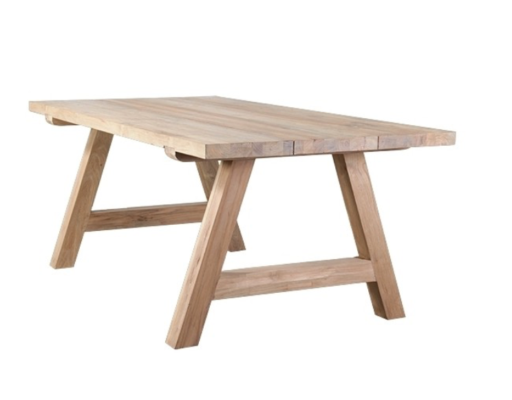 Le piètement en tréteaux inclinés, renforcé par une barre transversale, confère à la table une robustesse élégante et une stabilité irréprochable.