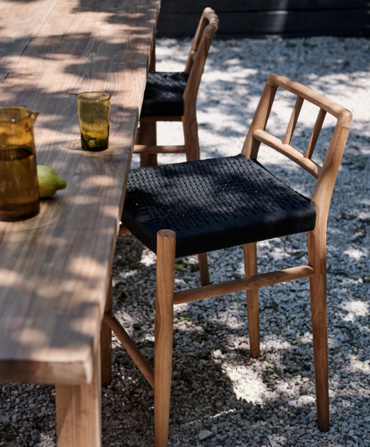La chaise de bar "Galdana" est le parfait mélange de style et de praticité pour vos espaces intérieurs et extérieurs. Fabriquée en teck recyclé, elle allie durabilité et design naturel.