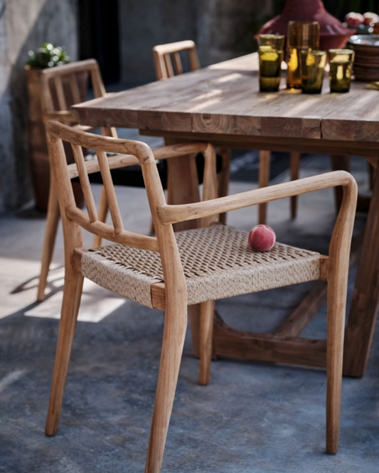 Le fauteuil "Galdana" combine élégance et confort pour vos espaces intérieurs et extérieurs. Fabriqué en teck recyclé, il reflète un engagement envers la durabilité, tout en offrant une allure naturelle et chaleureuse.