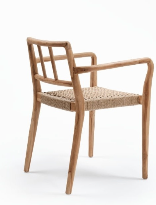 Le fauteuil "Galdana" combine élégance et confort pour vos espaces intérieurs et extérieurs. Fabriqué en teck recyclé, il reflète un engagement envers la durabilité, tout en offrant une allure naturelle et chaleureuse.
Son assise en corde synthétique, disponible en noir ou sable, apporte une touche contemporaine et un confort optimal, idéale pour vos moments de détente. Avec ses accoudoirs ergonomiques et sa résistance aux intempéries, le fauteuil "Galdana" s’intègre parfaitement à une terrasse, un jardin