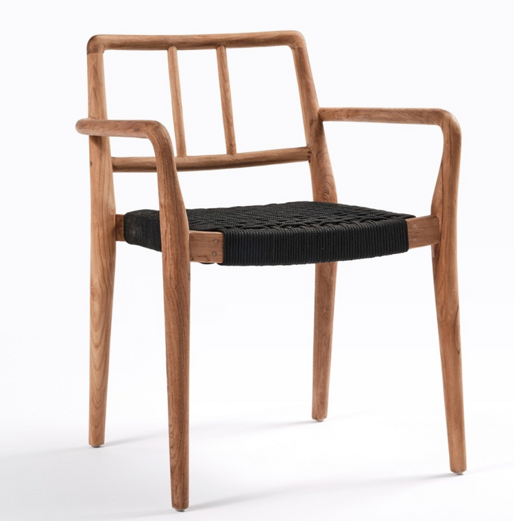 Le fauteuil "Galdana" combine élégance et confort pour vos espaces intérieurs et extérieurs. Fabriqué en teck recyclé, il reflète un engagement envers la durabilité, tout en offrant une allure naturelle et chaleureuse.
Son assise en corde synthétique, disponible en noir ou sable, apporte une touche contemporaine et un confort optimal, idéale pour vos moments de détente. Avec ses accoudoirs ergonomiques et sa résistance aux intempéries, le fauteuil "Galdana" s’intègre parfaitement à une terrasse, un jardin
