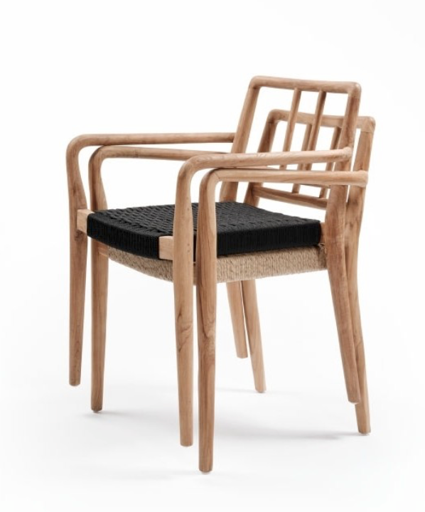 Le fauteuil "Galdana" combine élégance et confort pour vos espaces intérieurs et extérieurs. Fabriqué en teck recyclé, il reflète un engagement envers la durabilité, tout en offrant une allure naturelle et chaleureuse.
Son assise en corde synthétique, disponible en noir ou sable, apporte une touche contemporaine et un confort optimal, idéale pour vos moments de détente. Avec ses accoudoirs ergonomiques et sa résistance aux intempéries, le fauteuil "Galdana" s’intègre parfaitement à une terrasse, un jardin