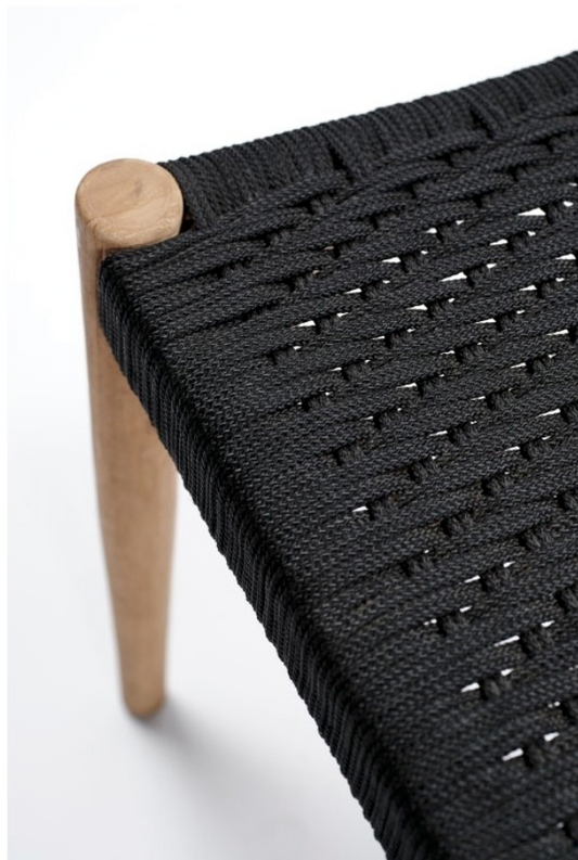 La chaise "Galdana" allie charme naturel et design moderne. Fabriquée en teck recyclé, elle met en valeur une structure robuste et respectueuse de l’environnement. Son assise en corde synthétique, disponible en noir ou sable, apporte une touche élégante et assure un confort optimal.