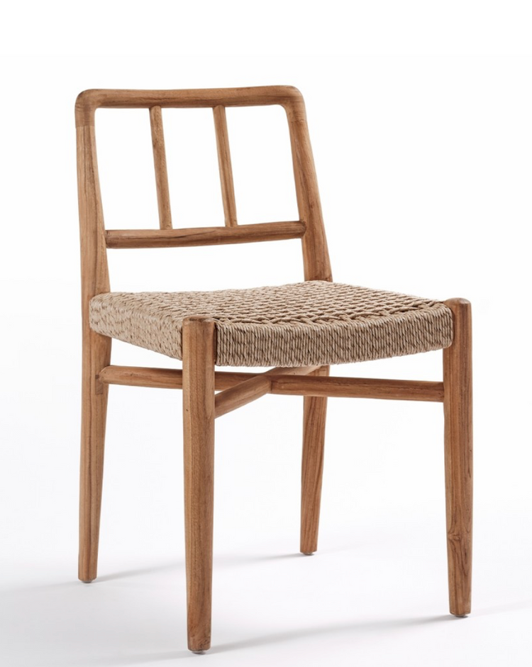 La chaise "Galdana" allie charme naturel et design moderne. Fabriquée en teck recyclé, elle met en valeur une structure robuste et respectueuse de l’environnement. Son assise en corde synthétique, disponible en noir ou sable, apporte une touche élégante et assure un confort optimal.