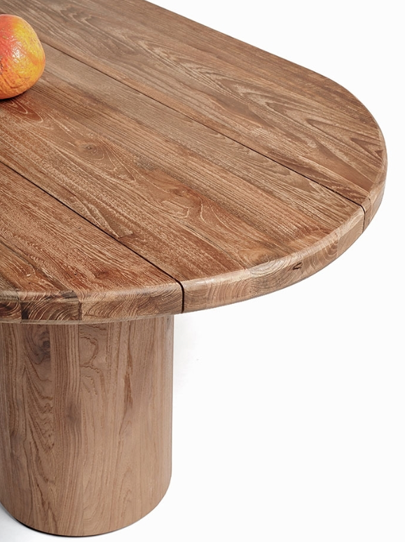 Sublime pièce en teck recyclé, la table Guajira séduit par son design épuré et ses finitions soignées. Avec son plateau aux contours organiques et ses pieds cylindriques robustes, elle allie harmonieusement modernité et authenticité.
Détournée de toute décoration superflue, elle révèle la beauté brute du bois, mettant en avant ses nuances chaleureuses et ses irrégularités naturelles. Une table intemporelle, idéale pour créer un espace convivial et élégant.