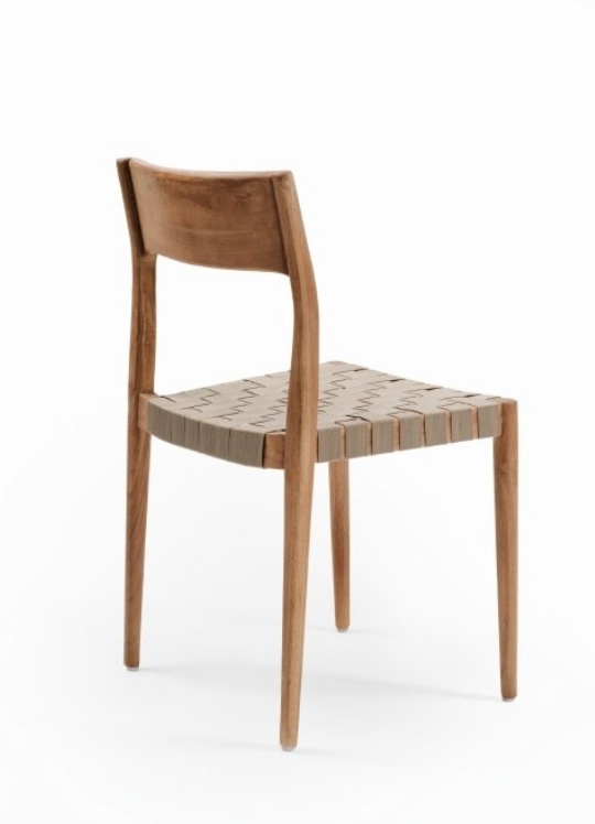 La chaise "Buco" est fabriquée en teck recyclé, alliant élégance et durabilité.