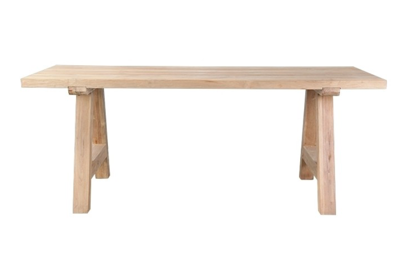 fabriquée en teck recyclé, se distingue par son élégance naturelle et son design intemporel. Le plateau rectangulaire, aux finitions soigneusement travaillées, met en avant les nuances chaleureuses et authentiques du bois