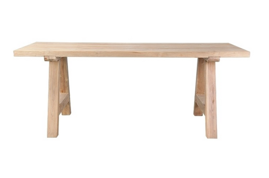 fabriquée en teck recyclé, se distingue par son élégance naturelle et son design intemporel. Le plateau rectangulaire, aux finitions soigneusement travaillées, met en avant les nuances chaleureuses et authentiques du bois