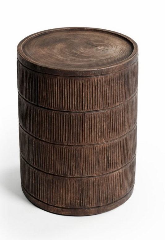 Le bout de canapé "Sinho" en bois de suar est une pièce au caractère unique, sculptée dans une essence noble et chaleureuse. Le suar, apprécié pour ses nuances naturelles et son veinage marqué, confère à ce meuble un aspect authentique et raffiné.