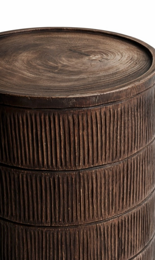 Le bout de canapé "Sinho" de Manufactori, en bois de suar massif, est une pièce authentique qui allie caractère naturel et design épuré. Le suar, réputé pour son veinage unique et ses nuances chaleureuses, confère à ce meuble une esthétique organique et intemporelle.