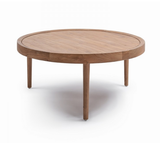 La table basse Bono de Manufactori se distingue par sa forme ronde, qui lui confère un caractère à la fois doux et contemporain. Son design épuré et minimaliste est souligné par la texture brossée du teck recyclé massif, créant un équilibre parfait entre esthétique naturelle et modernité. Ce modèle se prête idéalement à une ambiance chaleureuse et authentique, tout en s'intégrant harmonieusement dans des espaces divers, qu'ils soient modernes ou plus classiques.