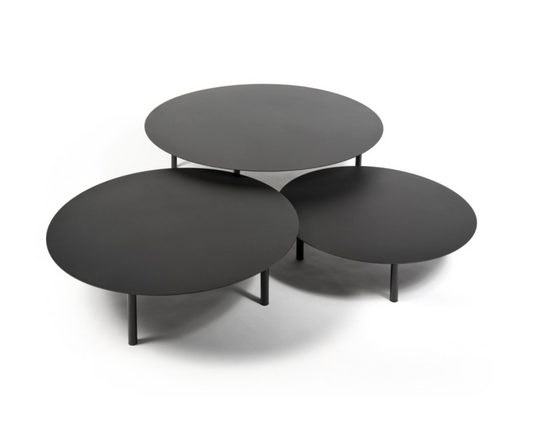 La table basse "Pure" en métal séduit par son design épuré et sa forme rond parfait, qui apportent une touche de modernité et d'élégance à tout intérieur. Disponible en différentes tailles et hauteurs, elle permet de jouer sur les volumes et de créer des compositions harmonieuses et dynamiques.