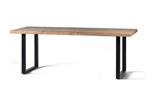 La table à manger BLOK allie harmonieusement la chaleur du teck recyclé et la robustesse du métal. Son design industriel épuré et moderne apporte une touche contemporaine à tout espace, tout en respectant une démarche écoresponsable.