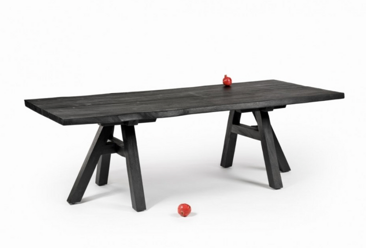 La table à manger Campeche, en bois de suar massif, arbore un plateau rectangulaire de 240 x 100 cm, idéal pour accueillir de grands repas conviviaux. Ses bords irréguliers et naturels mettent en avant l'authenticité du bois et la richesse de ses veinures uniques.