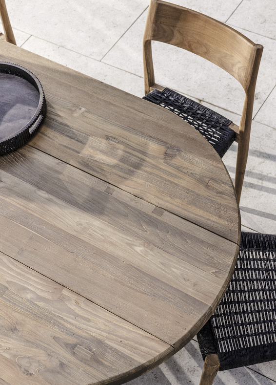 La table Guajira incarne l'élégance brute et authentique du design contemporain. Fabriquée en teck recyclé, chaque pièce est unique, révélant le charme des irrégularités naturelles du bois. Ses lignes douces et arrondies, associées à des pieds cylindriques massifs, confèrent une allure à la fois audacieuse et organique.
Idéale pour des repas conviviaux ou pour sublimer un espace de vie, la Guajira allie durabilité et raffinement, tout en mettant en avant le savoir-faire artisanal. Parfaite pour les intérie