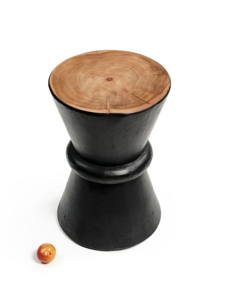 Le tabouret/bout de canapé "Torre" en teck massif allie charme naturel et fonctionnalité. Fabriqué à partir de teck de haute qualité, il met en valeur les veines uniques du bois, offrant un aspect chaleureux et authentique. Sa conception minimaliste et polyvalente permet de l'utiliser comme siège d'appoint, repose-pied ou petite table d'appoint à côté d'un canapé ou d'un fauteuil.