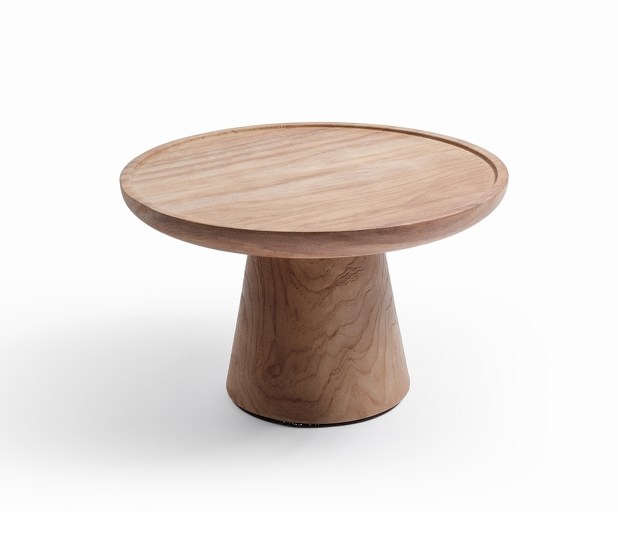 La table TIFNIT en teck recyclé massif de la marque Manufactori est une pièce élégante et authentique. Avec son diamètre de 50 cm et sa hauteur de 30 cm, elle s'intègre parfaitement dans divers espaces, que ce soit comme table basse d'appoint ou élément décoratif.