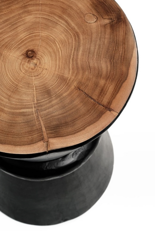 Le tabouret/bout de canapé "Torre" en teck massif allie charme naturel et fonctionnalité. Fabriqué à partir de teck de haute qualité, il met en valeur les veines uniques du bois, offrant un aspect chaleureux et authentique. Sa conception minimaliste et polyvalente permet de l'utiliser comme siège d'appoint, repose-pied ou petite table d'appoint à côté d'un canapé ou d'un fauteuil.