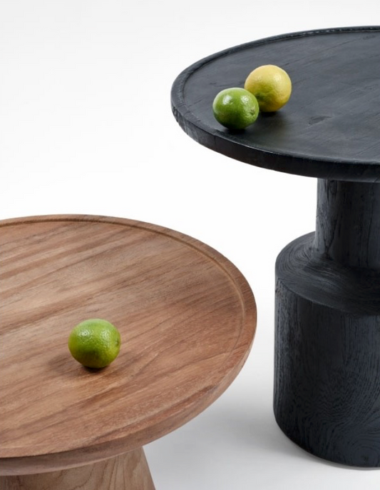 La table TIFNIT en teck recyclé massif de la marque Manufactori est une pièce élégante et authentique. Avec son diamètre de 50 cm et sa hauteur de 30 cm, elle s'intègre parfaitement dans divers espaces, que ce soit comme table basse d'appoint ou élément décoratif.