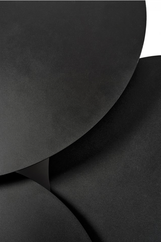 La table basse "Pure" en métal séduit par son design épuré et sa forme rond parfait, qui apportent une touche de modernité et d'élégance à tout intérieur. Disponible en différentes tailles et hauteurs, elle permet de jouer sur les volumes et de créer des compositions harmonieuses et dynamiques.