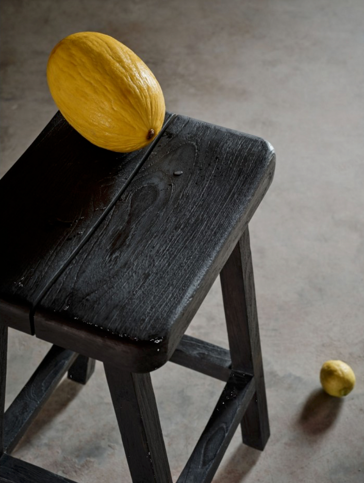 Apportez une touche d'authenticité et de caractère à vos espaces avec le tabouret "Eden". Conçu en teck recyclé massif, il reflète un style naturel et intemporel tout en mettant en avant une démarche respectueuse de l'environnement.