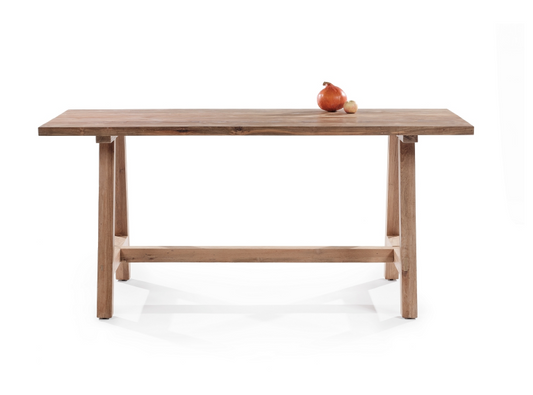 Avec ses lignes simples et son allure sobre, Cantina s’intègre aussi bien dans les intérieurs modernes que rustiques. Son style polyvalent en fait une pièce idéale pour sublimer un coin repas ou un espace bar.