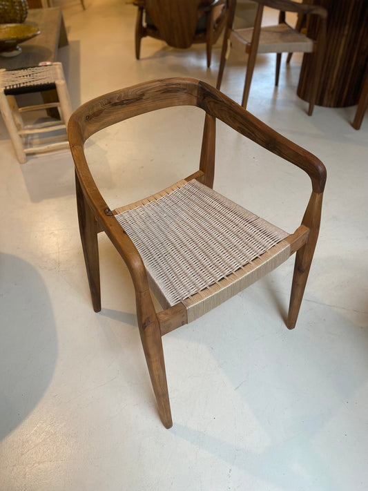 Chaise en noyer et assise tressée - Modèle Arezzo