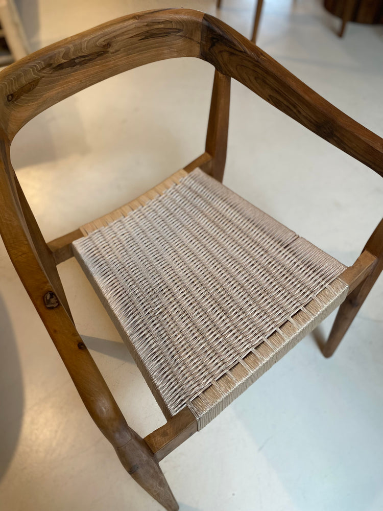 Chaise en noyer et assise tressée - Modèle Arezzo