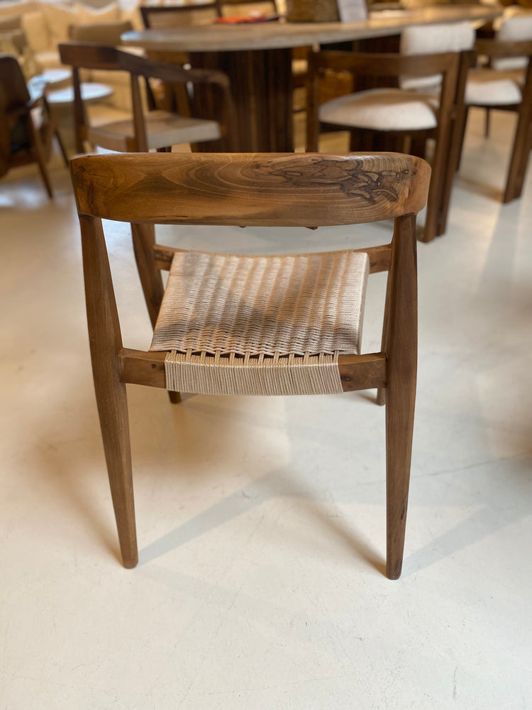 Chaise en noyer et assise tressée - Modèle Arezzo