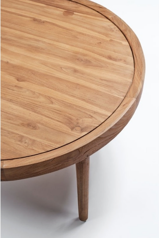 La table basse Bono de Manufactori se distingue par sa forme ronde, qui lui confère un caractère à la fois doux et contemporain. Son design épuré et minimaliste est souligné par la texture brossée du teck recyclé massif, créant un équilibre parfait entre esthétique naturelle et modernité. Ce modèle se prête idéalement à une ambiance chaleureuse et authentique, tout en s'intégrant harmonieusement dans des espaces divers, qu'ils soient modernes ou plus classiques.