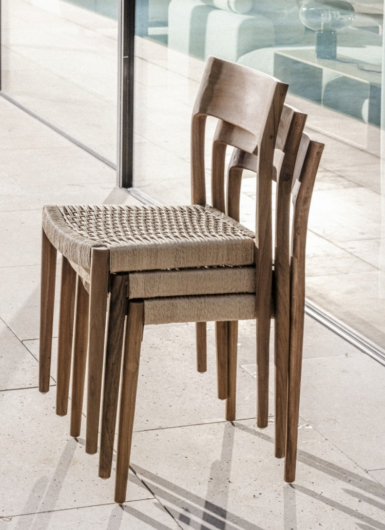Son assise tressée à la main offre un confort unique et une finition artisanale.