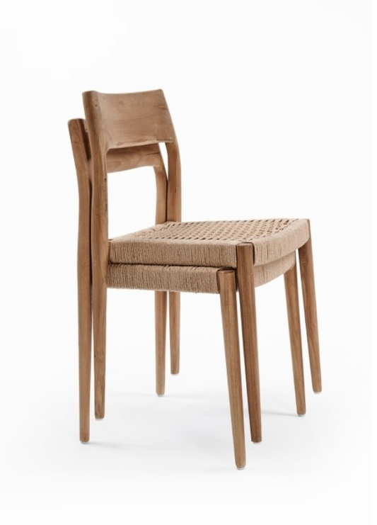 La chaise "Buco" est fabriquée en teck recyclé, alliant élégance et durabilité.