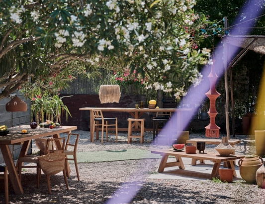 La table basse Cantina est une pièce au design à la fois moderne et épuré, parfaite pour apporter une touche de sophistication à n'importe quel intérieur. Fabriquée avec des matériaux de qualité, elle se distingue par ses lignes nettes et son esthétique raffinée.